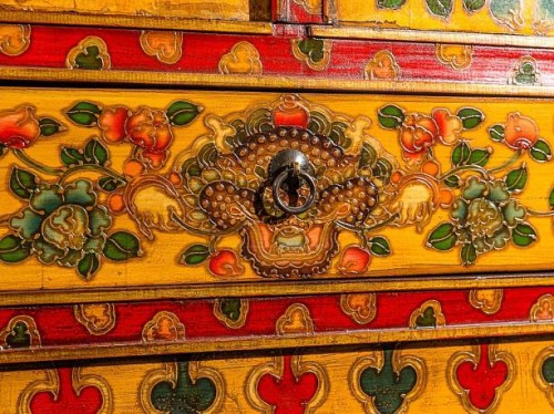 Шкаф в тибетском стиле